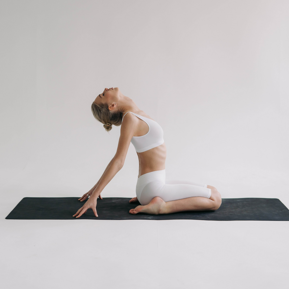 Les dangers de la position assise prolongée et comment le Pilates peut vous aider